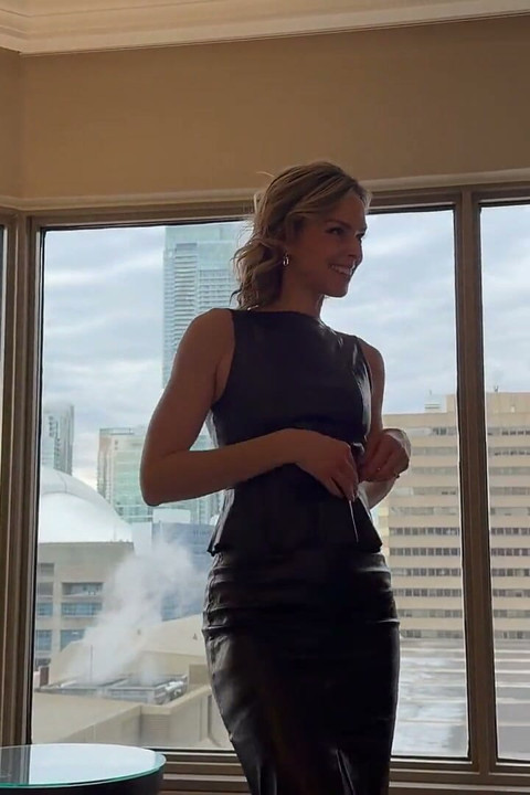 Ontmoette mijn man en zijn vriend in een hotel, neukte ze zij aan zij en slikten vervolgens allebei hun sperma in het raam