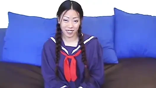 Asiatisches schätzchen muschi fickt großen schwanz und lutscht in einer college-uniform... in den mund kommen