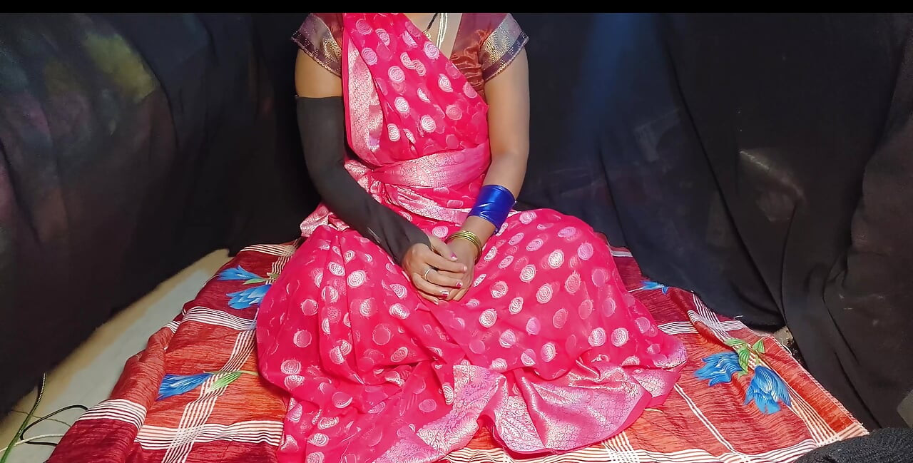 La belle-mère sexy dans un sari rose, elle et Anand se sont engagés dans le sexe dans diverses positions desi