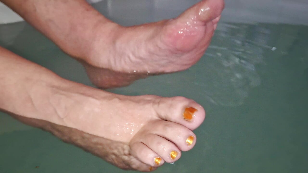 Si Dia mengusik saya dengan kakinya yang terdedah semasa berkelip dalam tab mandi panas