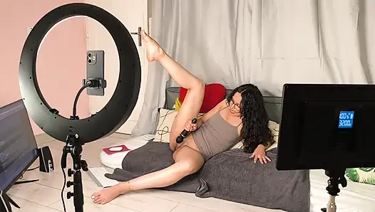 Französische Camgirl ist zu laut live - Nachbar kommt rein, Creampie & Squirting
