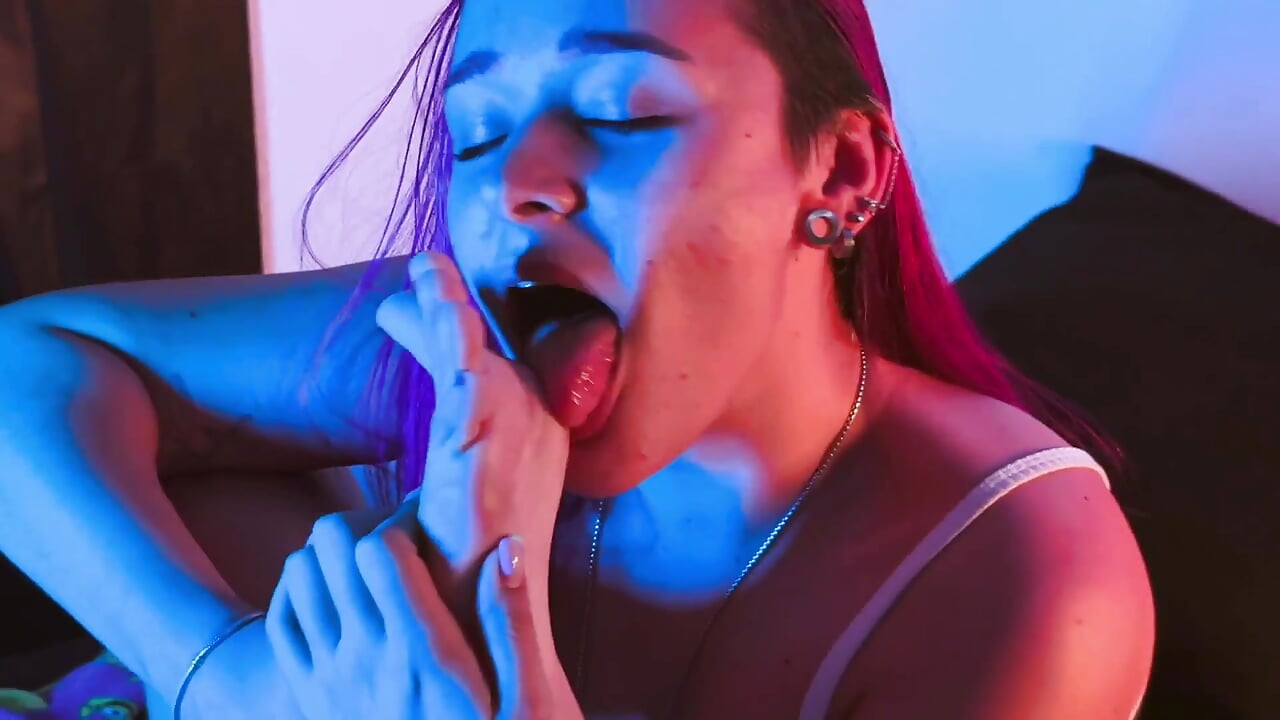 Güzel ayaklı genç kız tek boynuzlu dildoyla mastürbasyon yapıyor