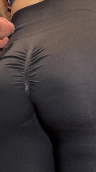 La nouvelle soubrette est venue travailler dans des vêtements de sport, je n’ai pas pu résister et je suis éjaculée sur son gros cul - utilisation gratuite | Clip 1