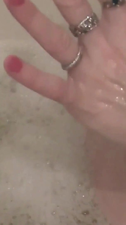 Klíčový okamžik od "Milf. Milf stránky XHamster. Mýdlová pěna na kozách, kundičce, nohou, zadku. Sexy blonďatá milfka v koupelně. Velký"