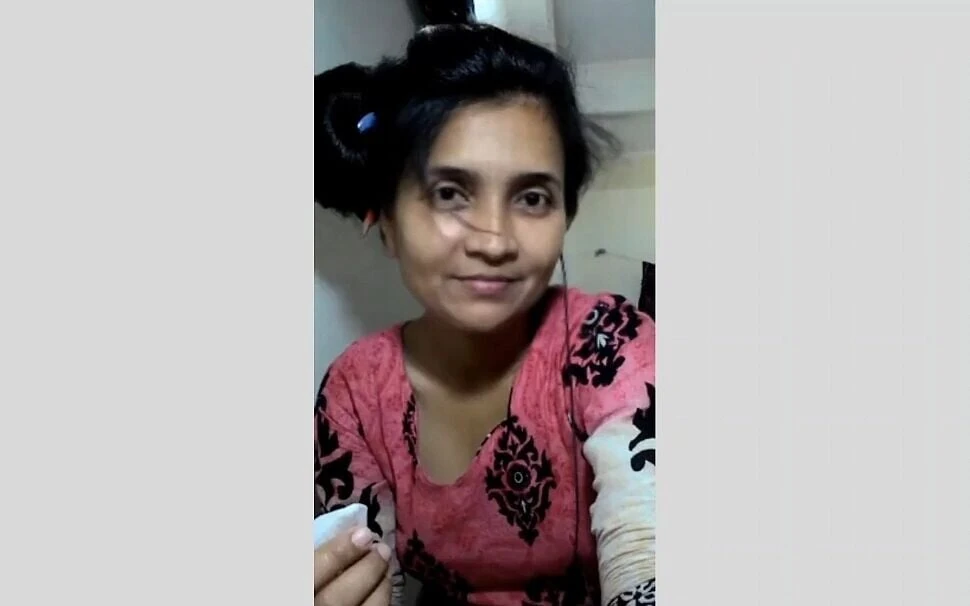 Hot Sexy Bhabhi Showing Her Body at Shower