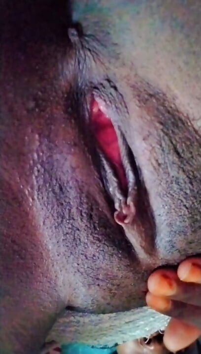 Hottysexy - africana rainha apertando sua buceta rosada