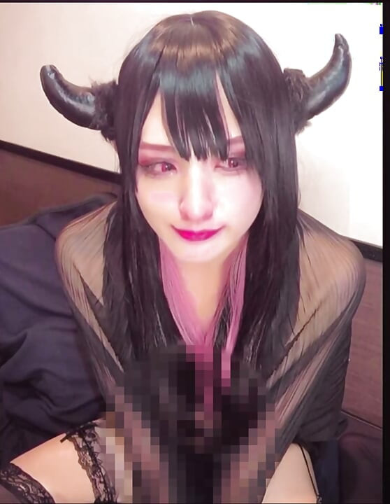 Un vídeo de un crossdresser de pelo rizado masturbándose en silencio.