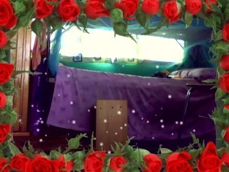 Aphriki larki khud ke sath khel rahi hai