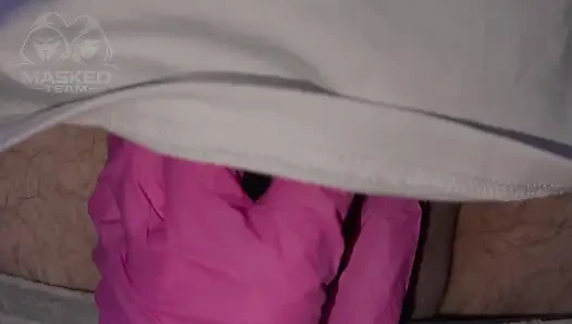 Aku pelan-pelan dan sensual menjilati kontolnya sampai dia muncrat di mulutku