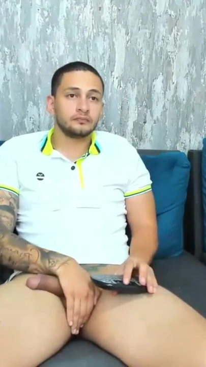 Momen penting dari "remaja pemalu masturbasi teman ayah tirinya di depan sahabatnya"