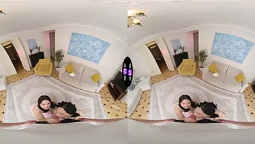Возбужденные шлюшки Roxy и Amelia благодаря ему двойной минет - TeenMegaWorld