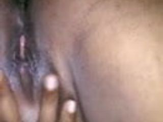 Kenianská děvka Aisha si třela kundičku a ukazovala zadek