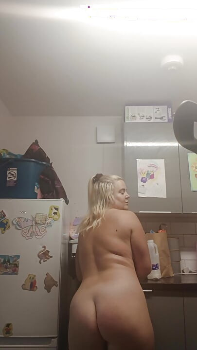 Seul à la maison et excité