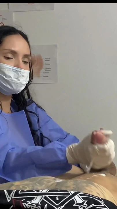 Detik penting dari "Doktor berpantat besar menghisapnya di pejabat hospital, saya di tangannya."