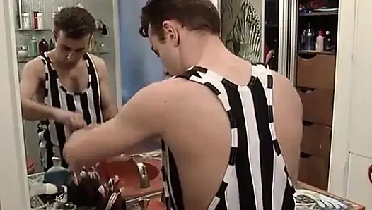 Schamhaarige Blondine Im Bad Vernascht