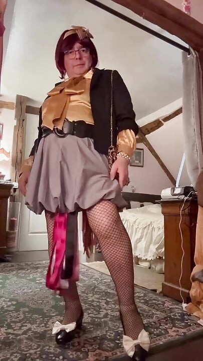 저녁 외출을 위해 회색 푹신한 스커트를 입고