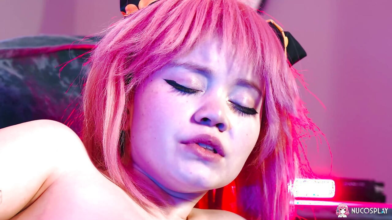 Rebecca Nikson, salope rousse coquine, utilise un gros jouet sexuel.