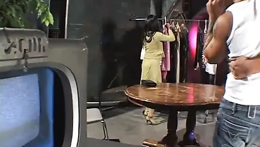 Angry Owner of Fashion Boutique Mika Tan Is Angry on Her Worker for Do-nothingism on the Workplace