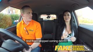 Fałszywy uczeń szkoły jazdy rucha się z egzaminatorem