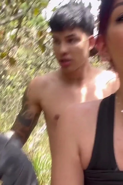 委内瑞拉在爬山时被她的朋友性交