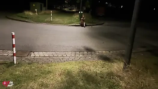 Kelepçeli itaatkâr sarışın anal kamuoyunda aşağılandı!!