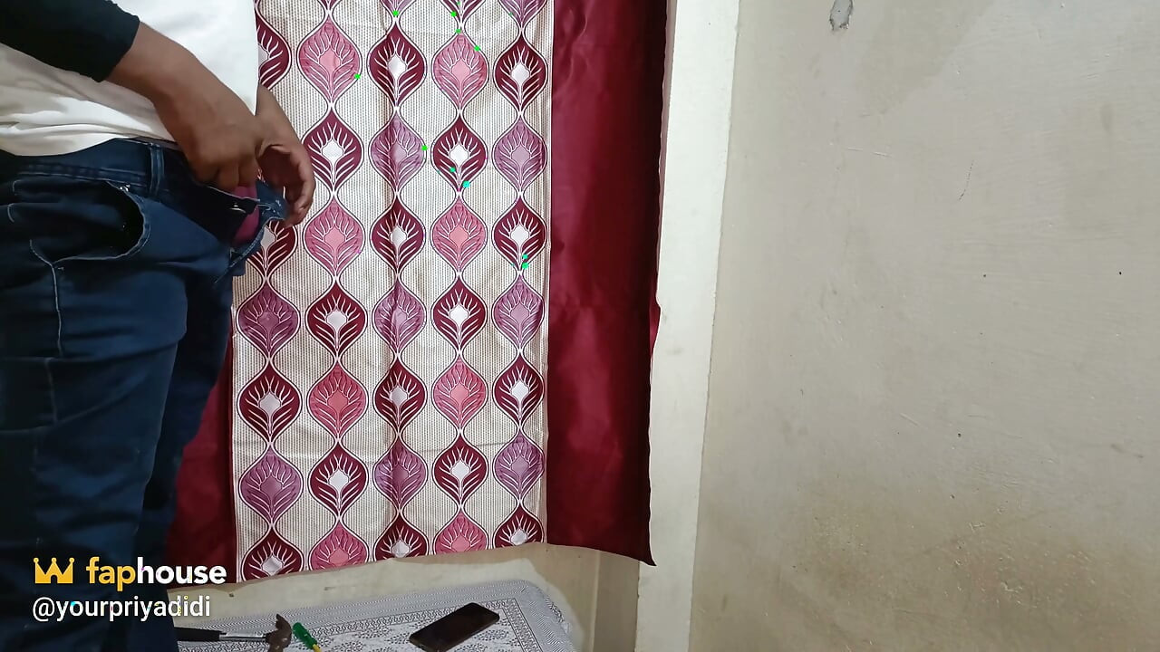Hintli evli kadın priya yanlışlıkla penisini tuttuğu için elektrikçi tarafından sikiliyor