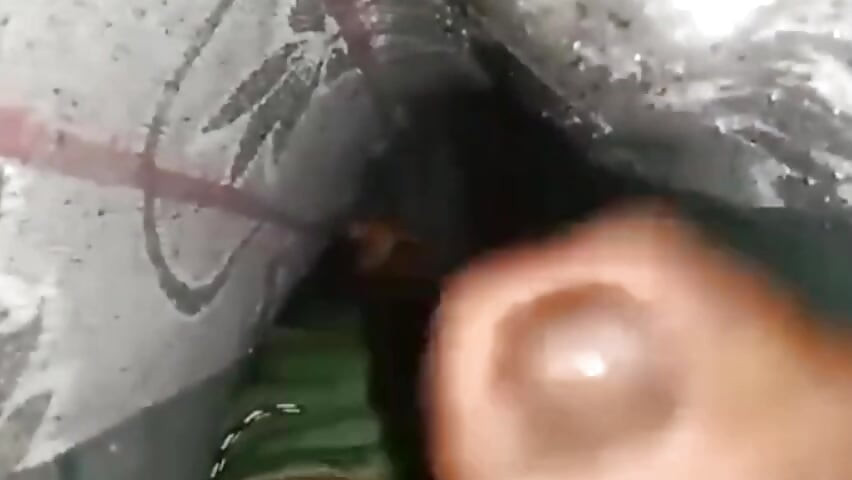 Un giovane ragazzo si masturba a casa