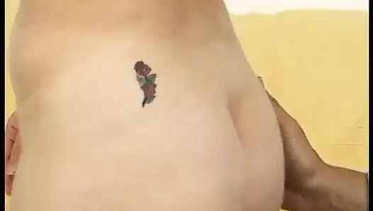 Küçük memeli spex sarışın dildo ile amcığını baştan çıkarıyor