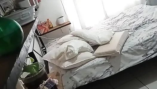 Olgun orta yaşlı seksi kadın odasını temizliyor 1