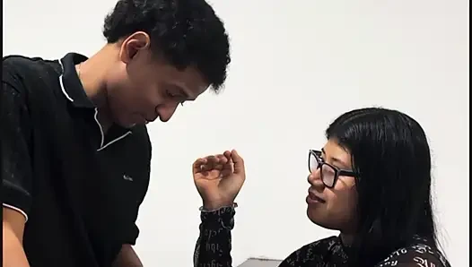Sahabatku ngasih aku kejutan untuk ngentot kontolnya habis-habisan!