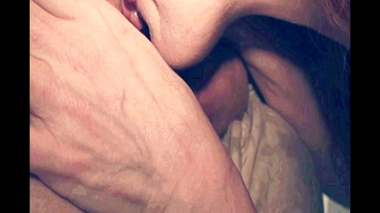 Η χοντρή ώριμη απολαμβάνει να γαμιέται με στραπόν