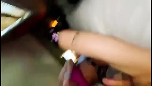 Я отсосала большой хуй моего 55-метрового фотографа глубоко в горло, делая ему грязный минет, затем трахнули пальцами, пока делала дрочку