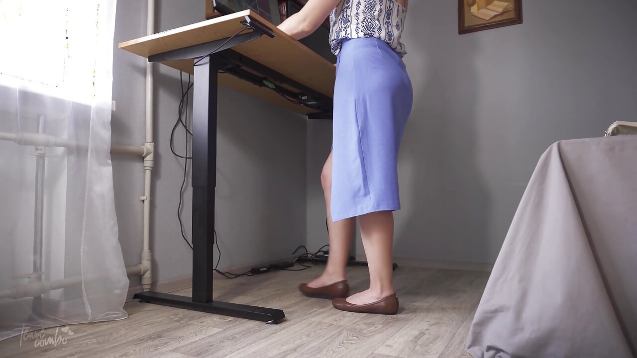 Nonton teman kantor dengan rok mini