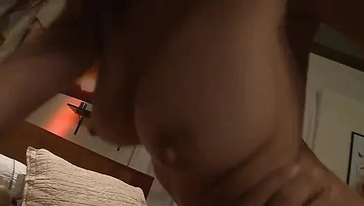 Baştan çıkarıcı orta yaşlı seksi fahişenin yüzü dölle kaplı
