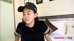 O fată thailandeză tunde castorul și este umplută cu spermă