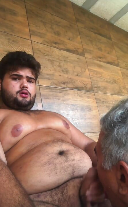 Dos hombres disfrutando de la compañía