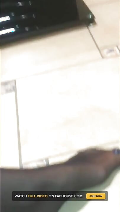 Erkek delisi mobilya dükkanında ayakkabıyla oynama ve sarkma