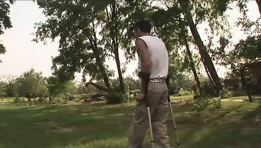 Cowok amputee ngentot pacarnya di luar ruangan