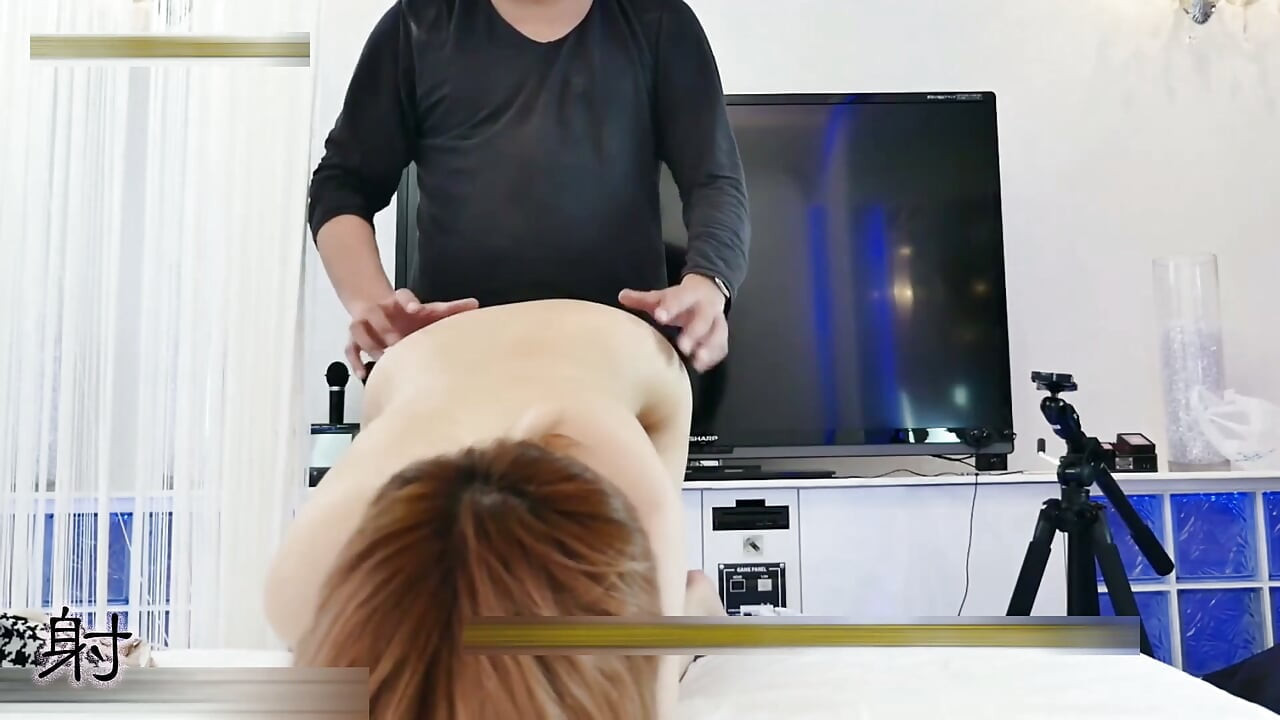 Sürtük Asyalılar. Sevimli hatun seksi seviyor.