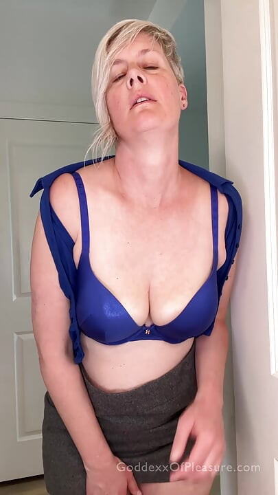 Ma belle-maman m'aide à ranger ma chambre - JOI