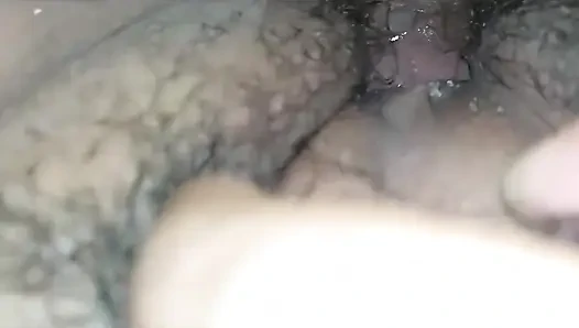 Offene beine der ehefrau mit molliger und behaarter muschi gefickt