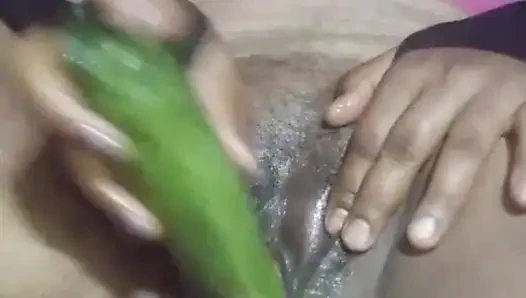 Bugün, Hintli yenge amına bir salatalık sokarak arzusunu bastırdı.