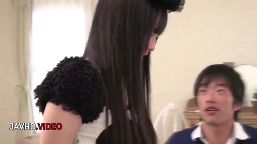 Verführerisches japanisches zimmermädchen nimmt zwei schwänze in einem schmutzigen hardcore-fickfest