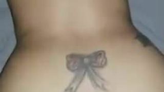 Долбя красотку-латину с татуировками - видео от первого лица