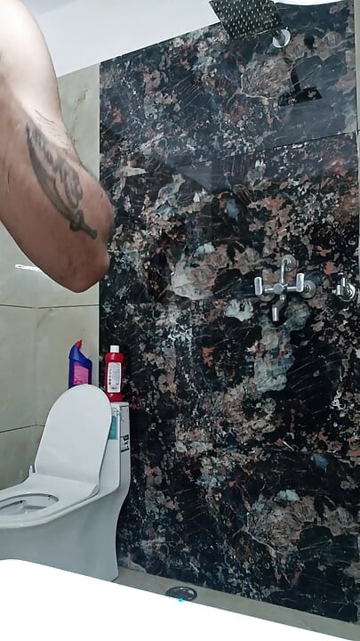 Indijski desi muškarac seks i pokazuje cipelu pod tušem i masterbaciju
