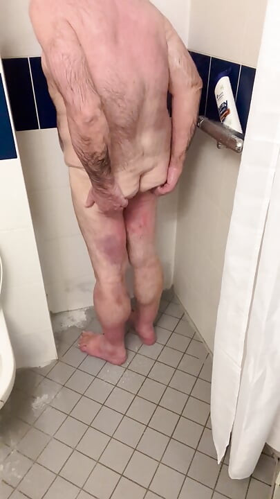 Shower Time for Coach Karl 6765