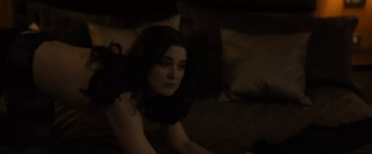 Alexandra Breckenridge穿着拉链的裸体性爱场景
