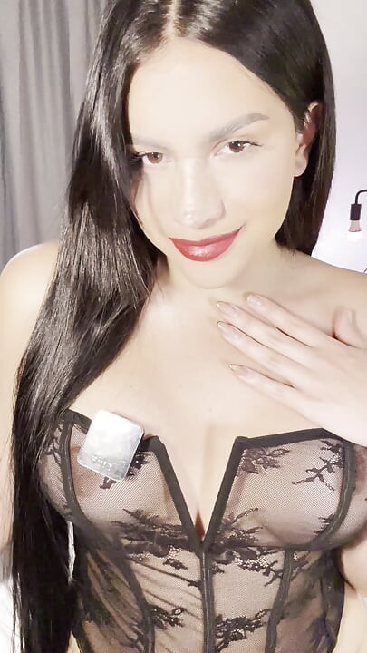 Viviana Trans Latina zadovoljava se dildom