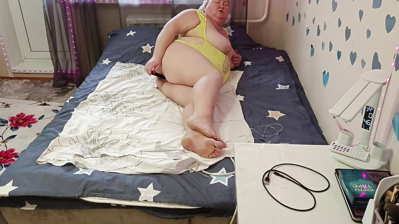 Het grote poesje en de enorme tieten van mijn schoonmoeder aflevering 2