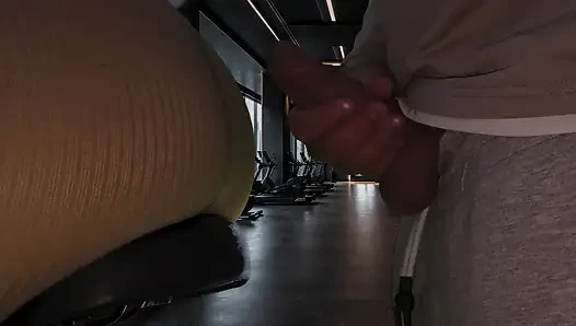 Spor salonunda bir yabancıyla sert seks yaptı ve 2 kez geldi.